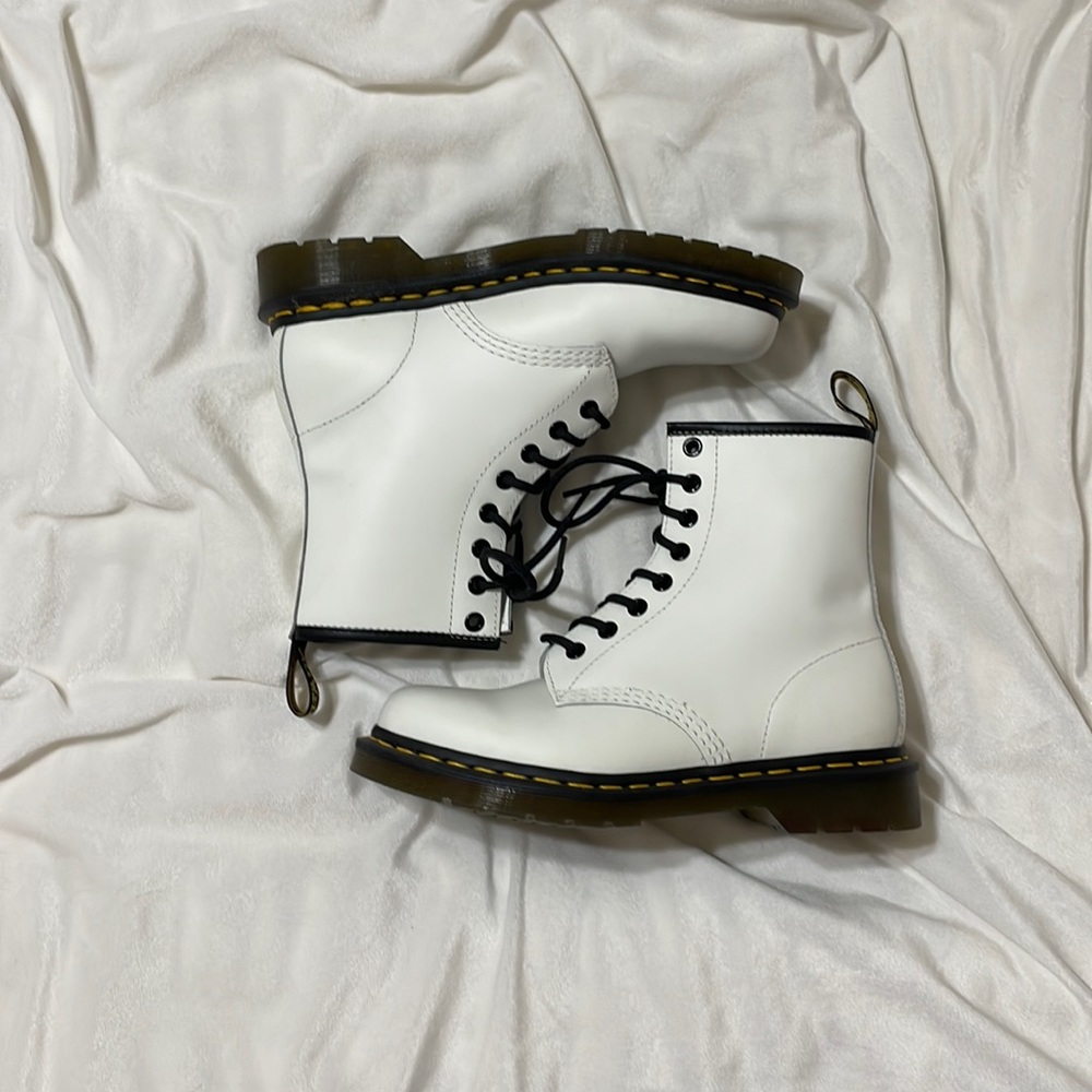 DR. MARTENS 1460 WOMENS SMOOTH LEATHER LACE UP BOOTS